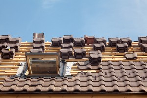 Exemple de construction d'une toiture en pente en ardoises naturelles